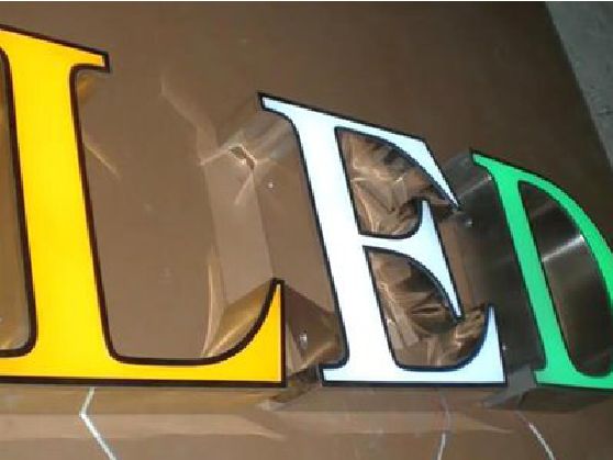 武宁介绍LED招牌的基础知识。